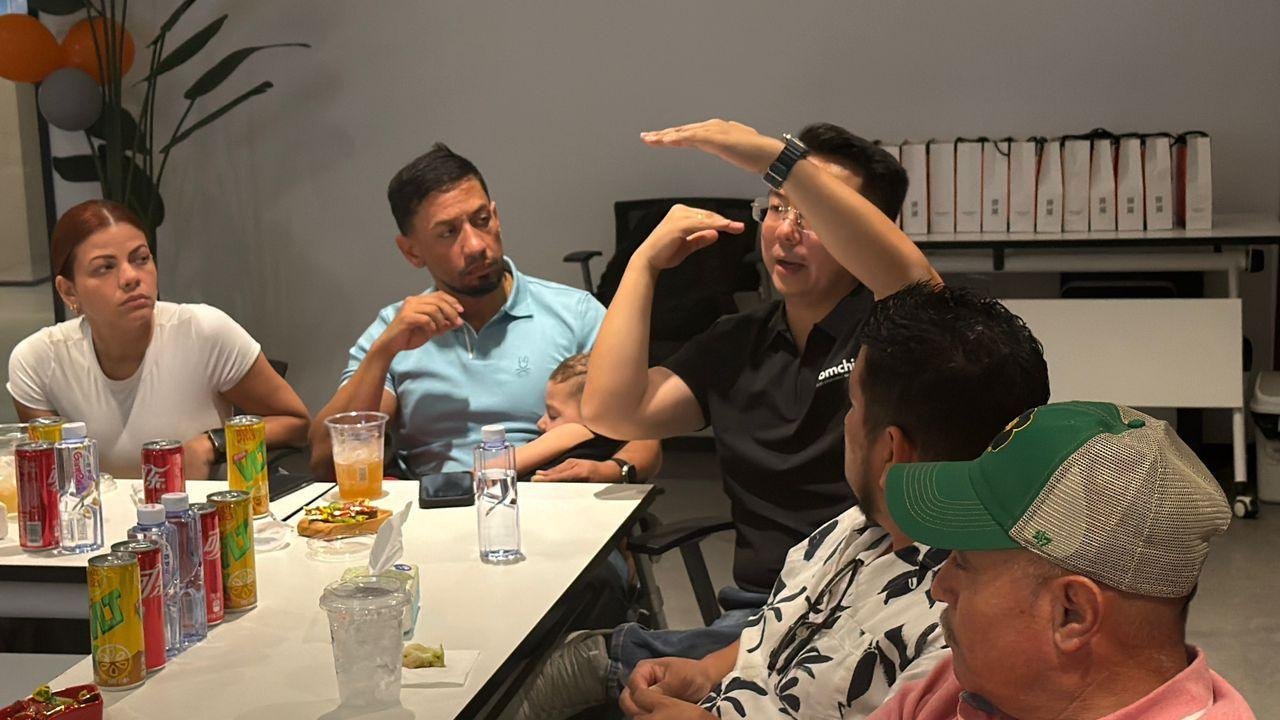 Reunión de negocios con Comchi